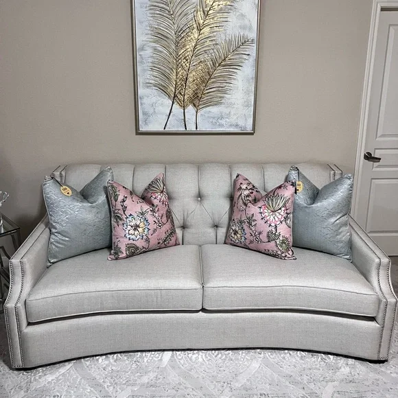 1- NWT SOHO STUDIO BLUSH FLORAL DESIGN DECORATIVEPILLOW